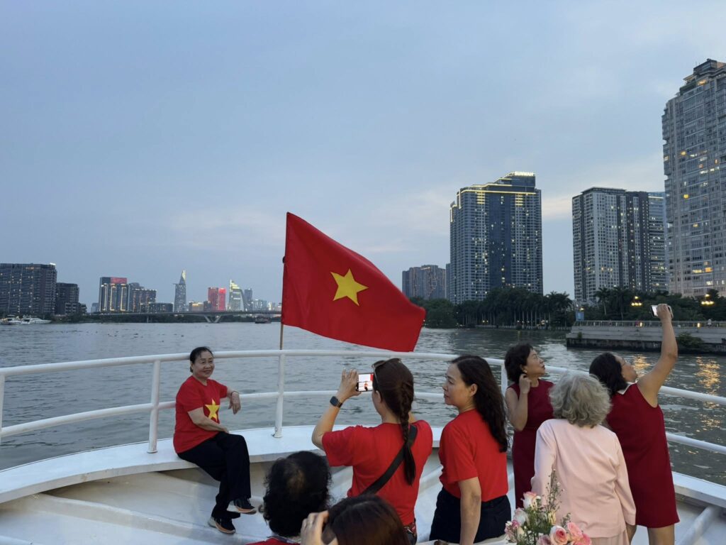 xem pháo hoa trên du thuyền king yacht